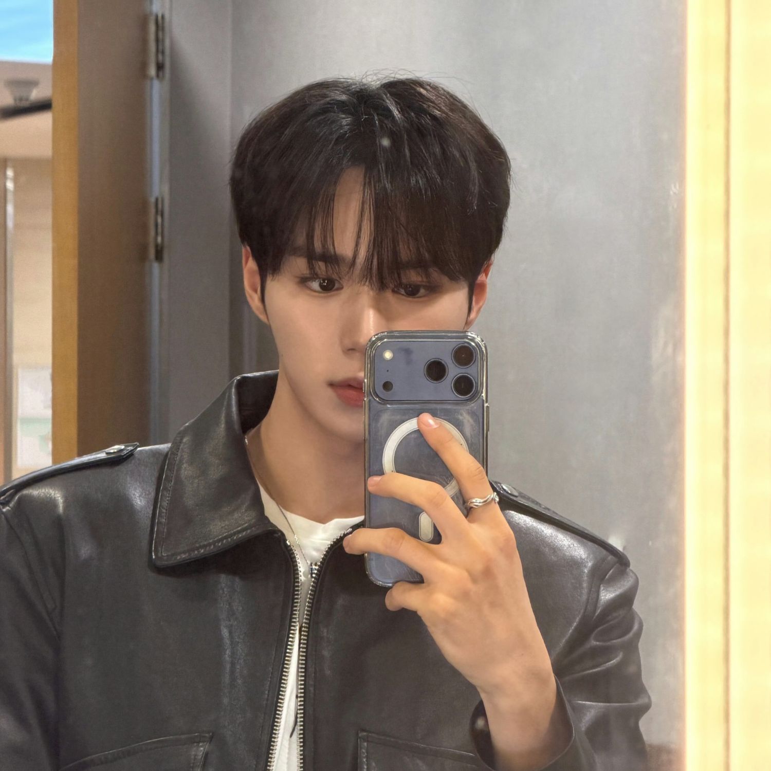 Behind-the-scenes cut of Kim Junseo (ALPHA DRIVE ONE)