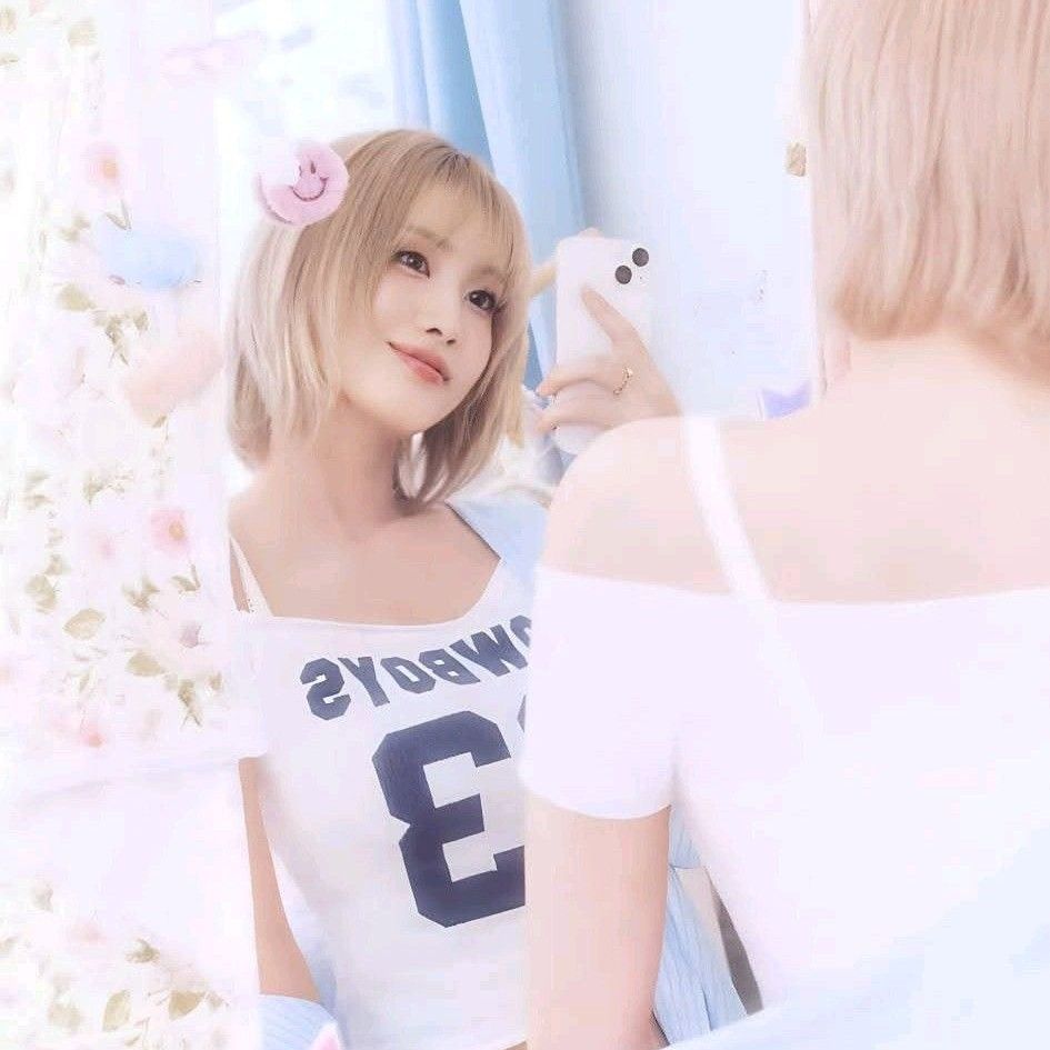 Foto aktivitas terbaru Momo (TWICE)