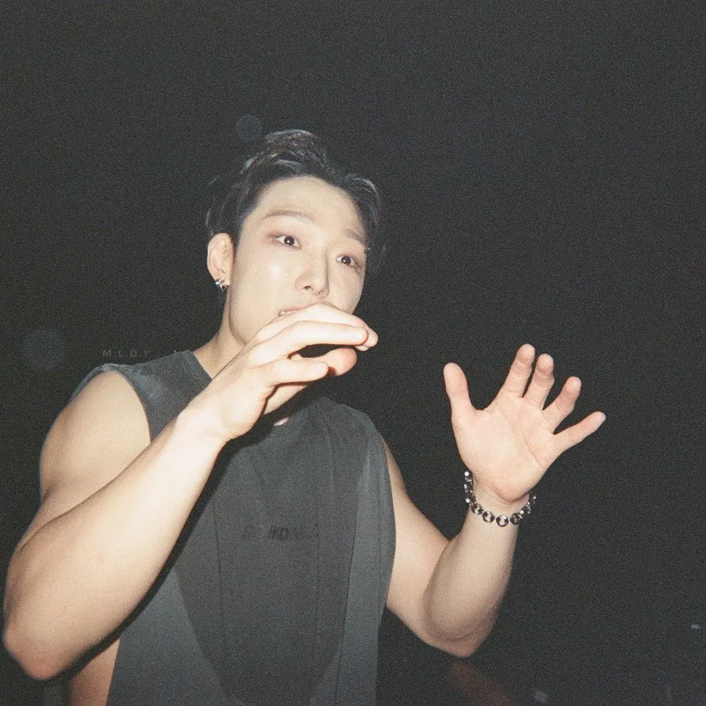A moment captured by BOBBY (iKON)'s fan