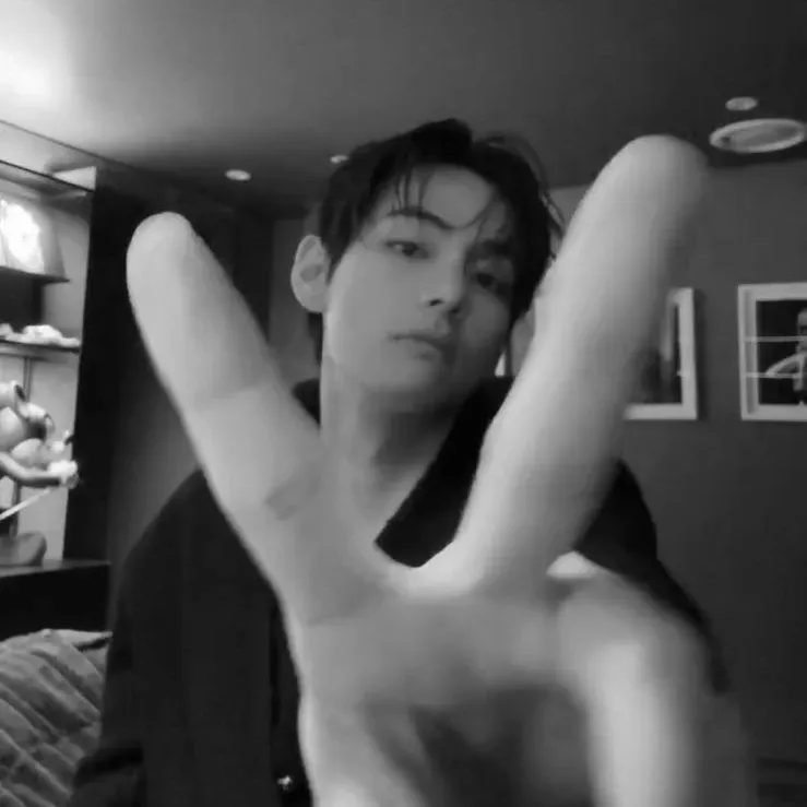 뷔 (방탄소년단)의 최신 사진