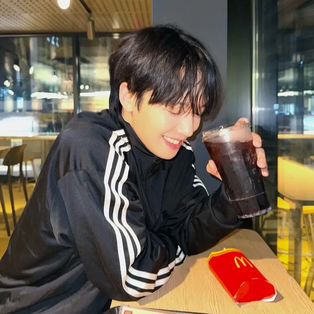 Behind-the-scenes cut of Lim Youngmin