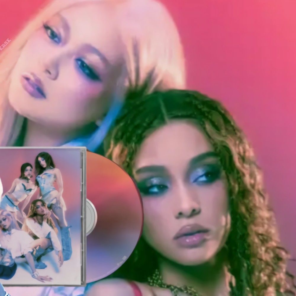 A moment captured by GIRLSET's fan