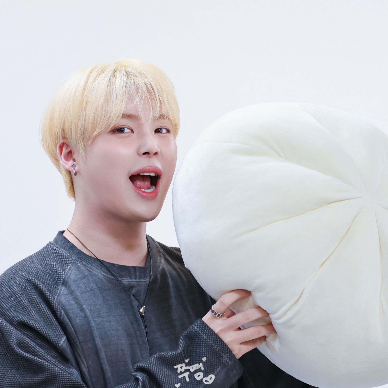 A moment captured by Yeonho (VERIVERY)'s fan