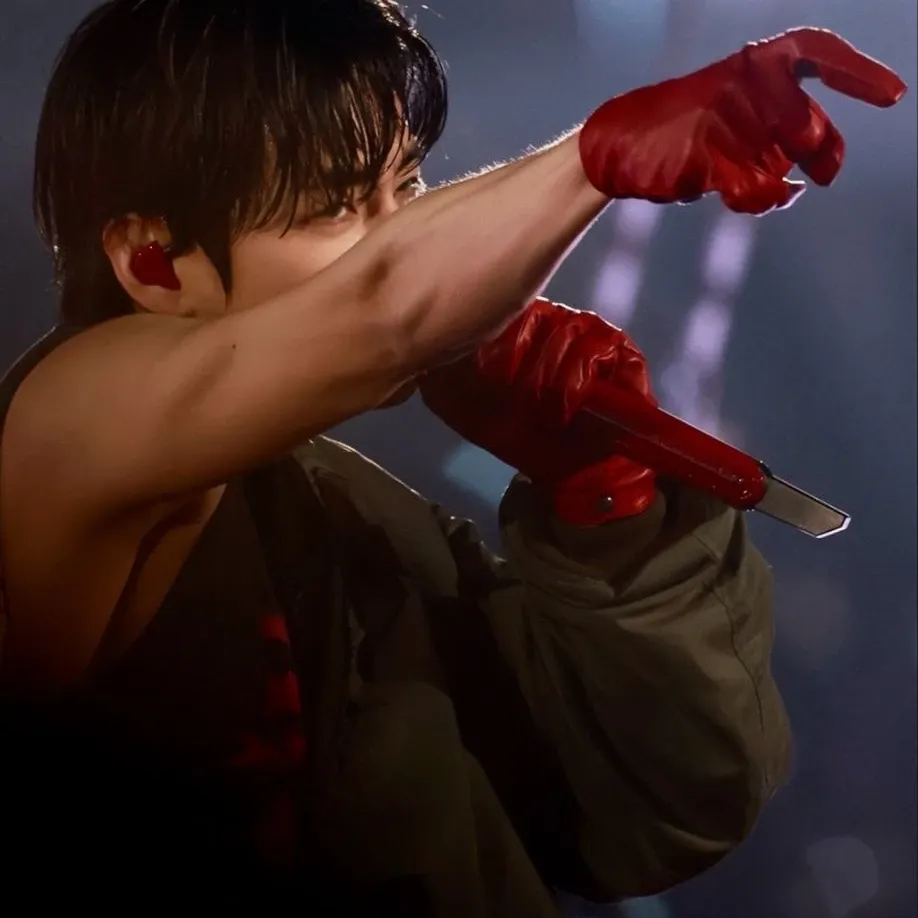 Behind-the-scenes cut of V (BTS)