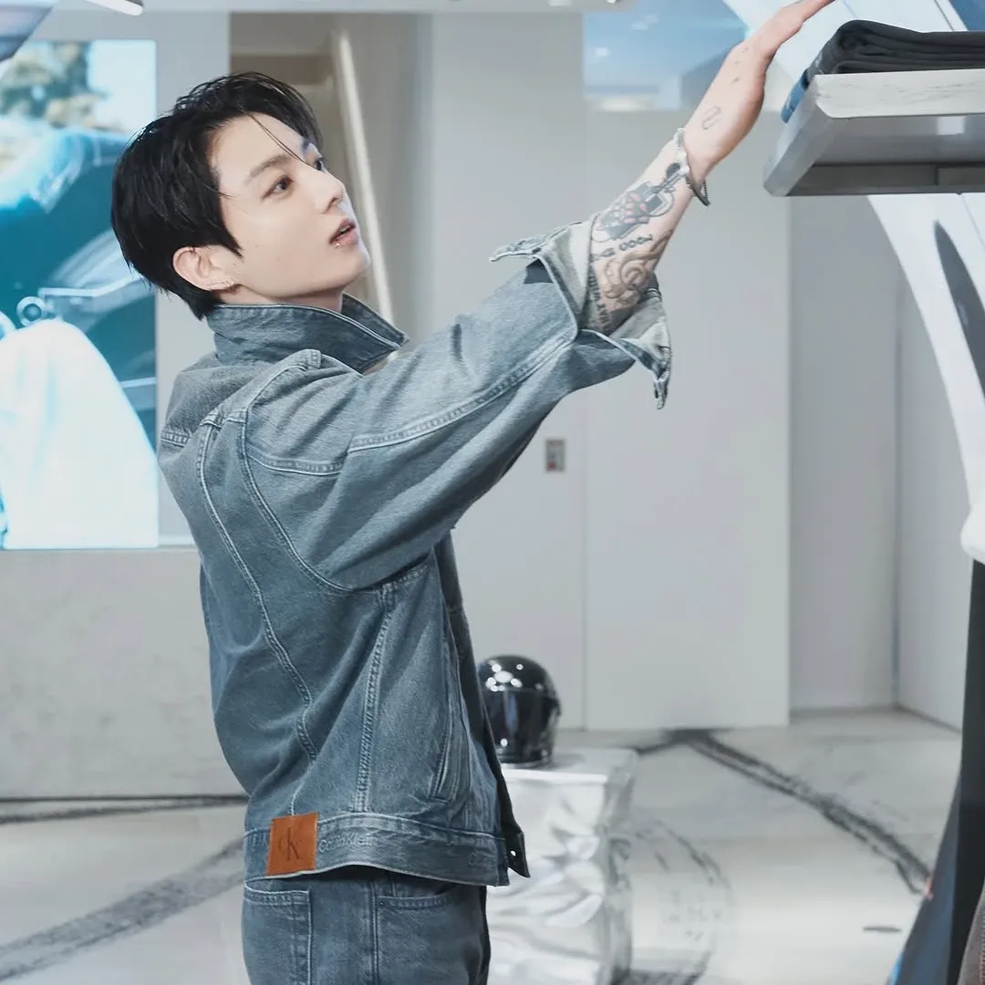 Foto aktivitas terbaru Jungkook (BTS)