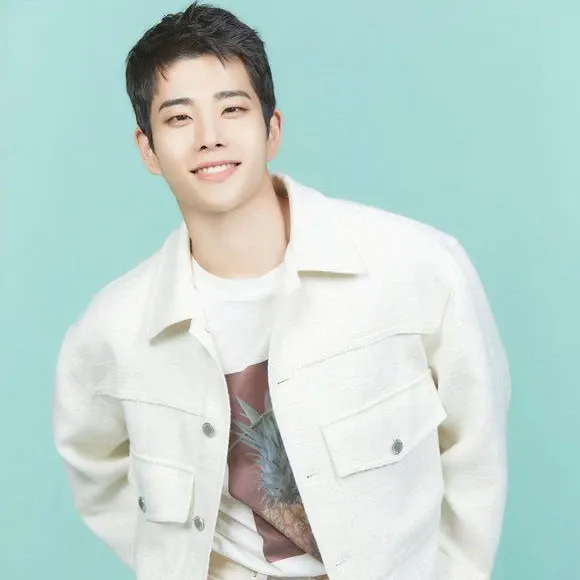 Behind-the-scenes cut of MJ (ASTRO)