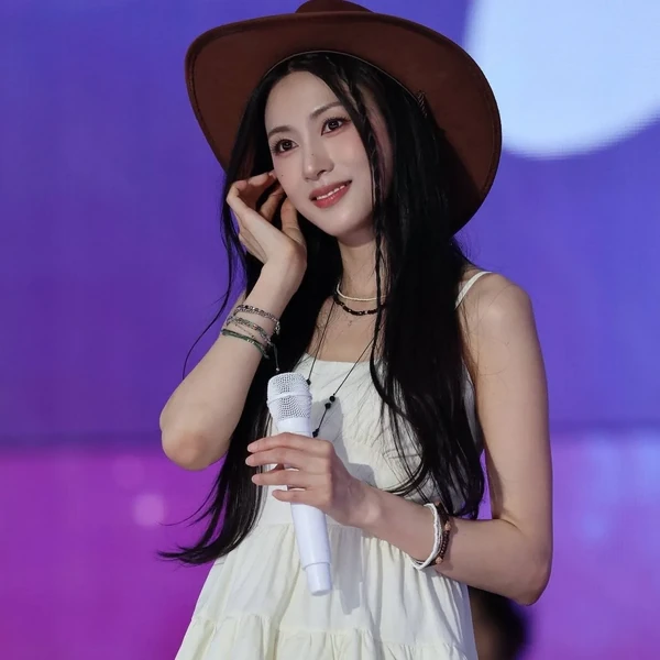 Signature photo of Oh Hayoung (Apink) capturing their charm