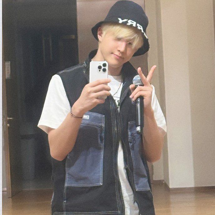 A moment captured by Jinjin (ASTRO)'s fan