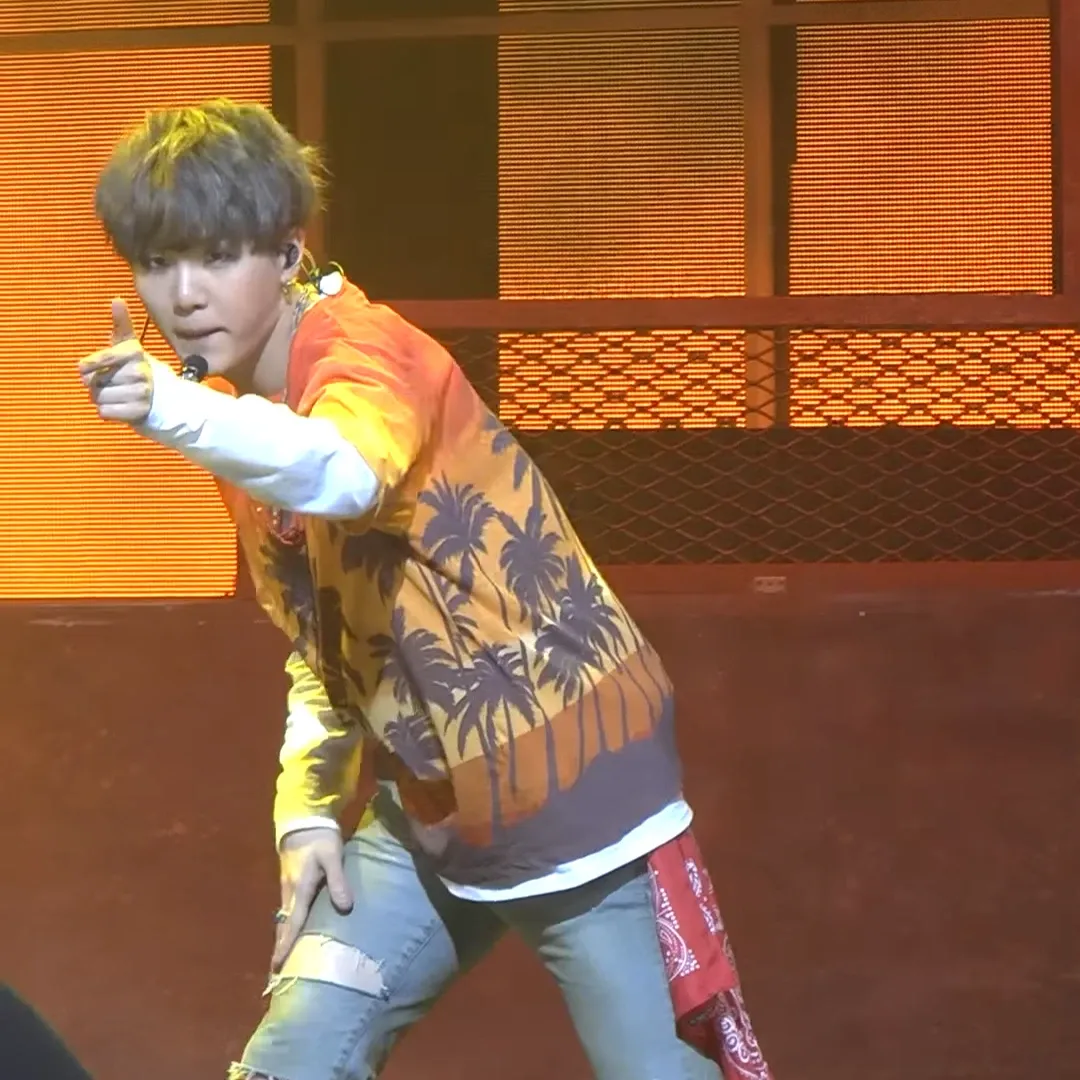 Behind-the-scenes cut of V (BTS)