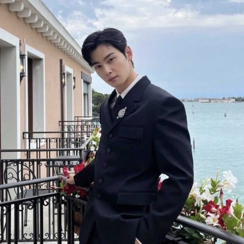 Latest photo of Eunwoo (ASTRO)