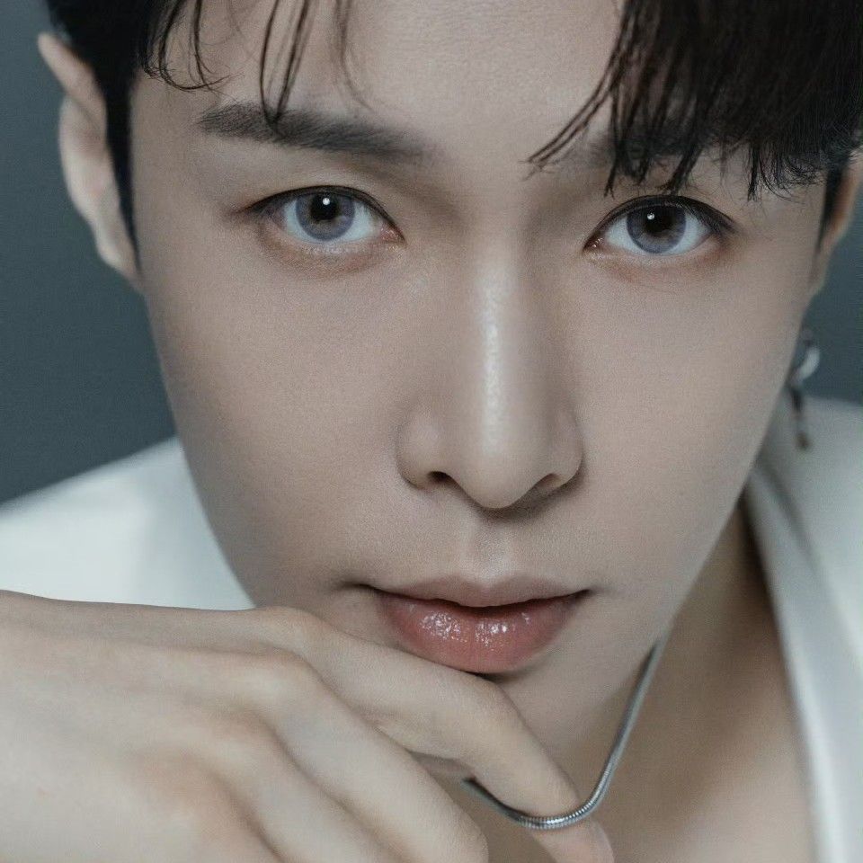 Behind-the-scenes cut of Lay (EXO)