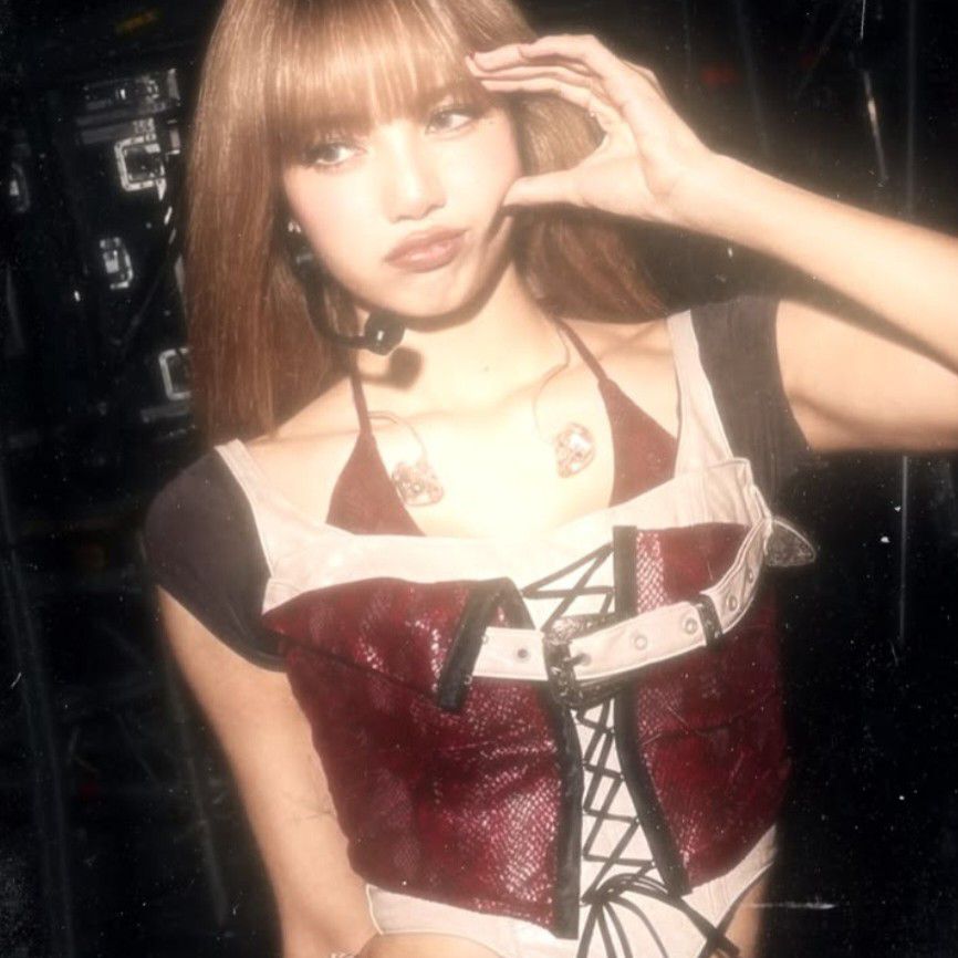 Behind-the-scenes cut of Lisa (BLACKPINK)