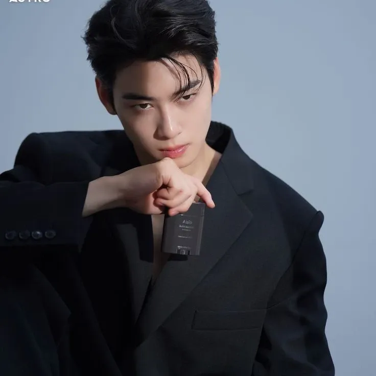 Foto terbaru Eunwoo (ASTRO)