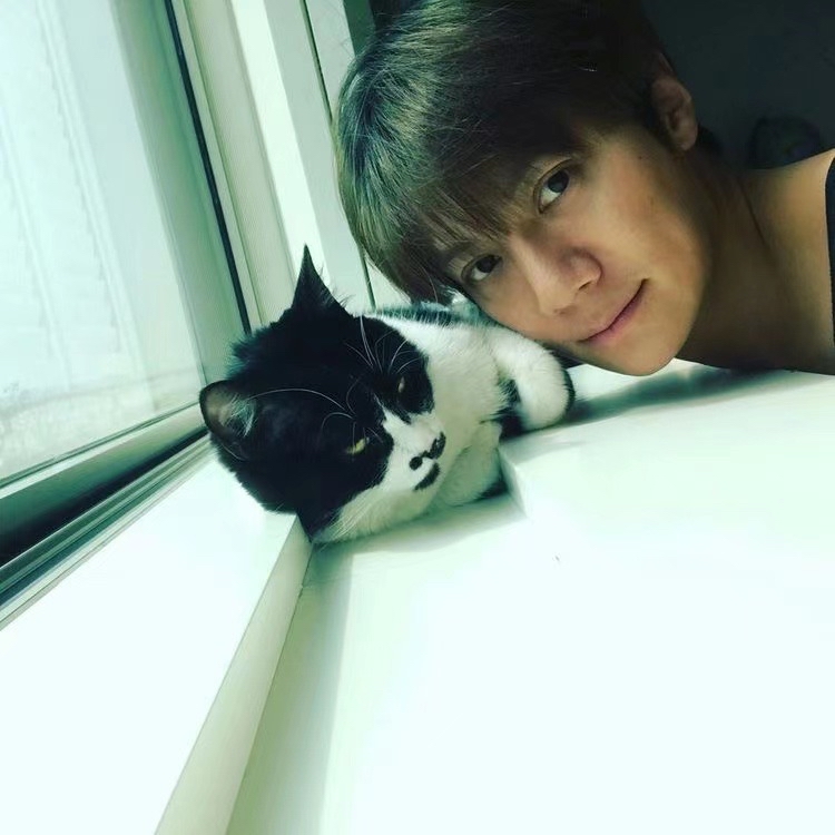 A moment captured by SECHSKIES's fan