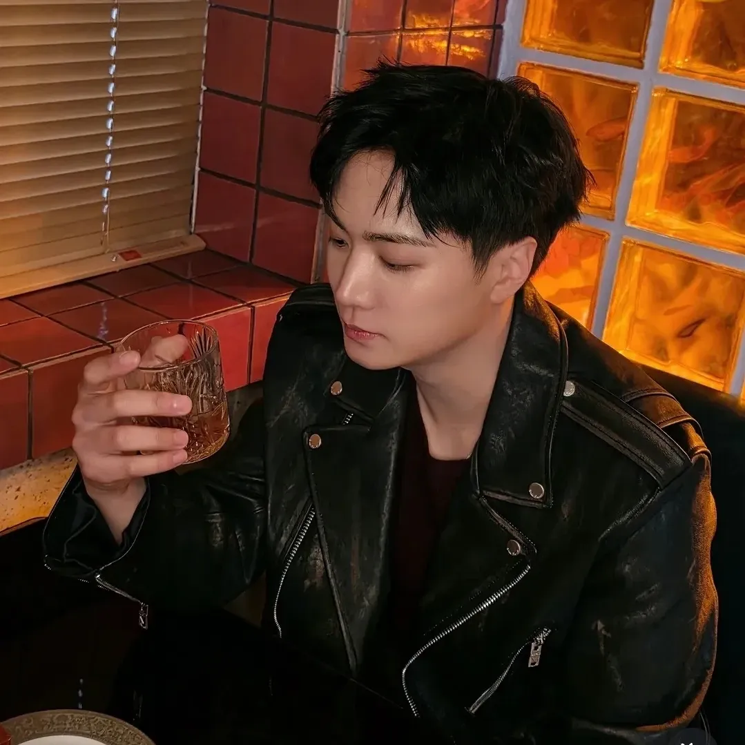 A moment captured by Kim Jonghyeon's fan