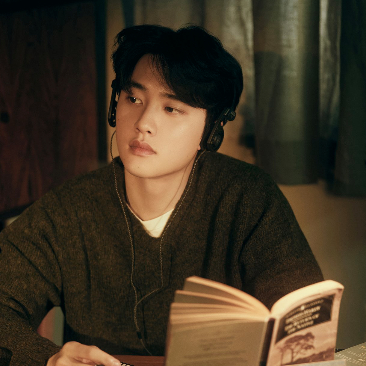 Behind-the-scenes cut of EXO