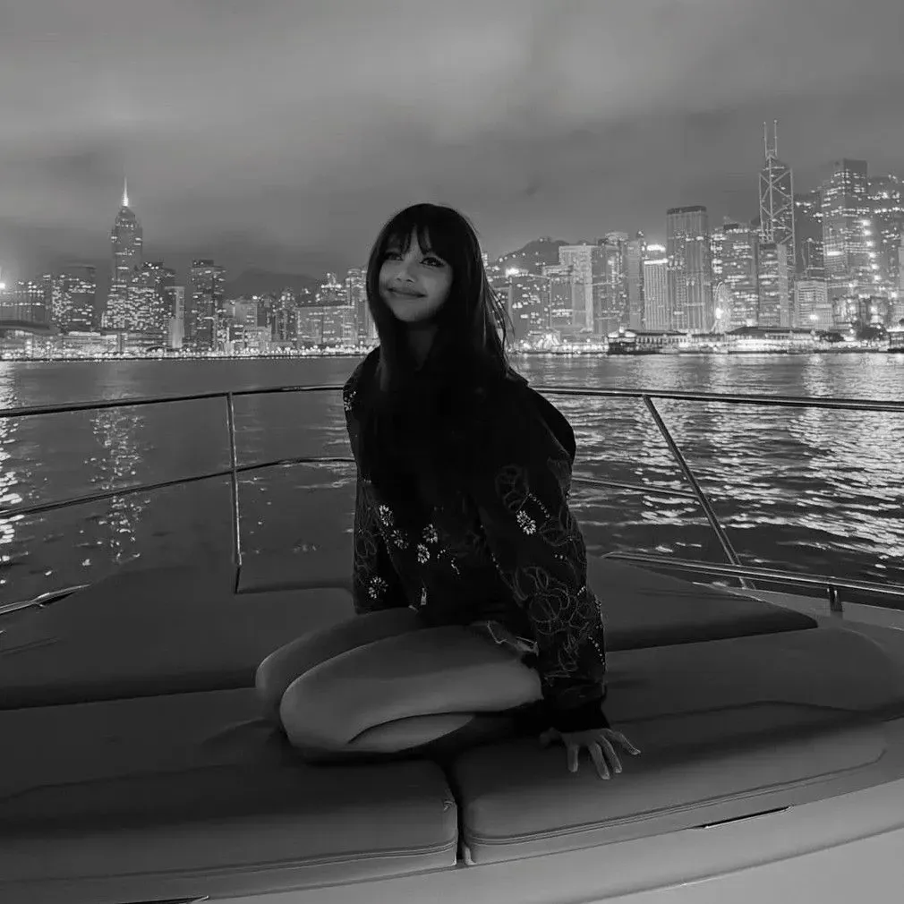 Foto aktivitas terbaru Lisa (BLACKPINK)