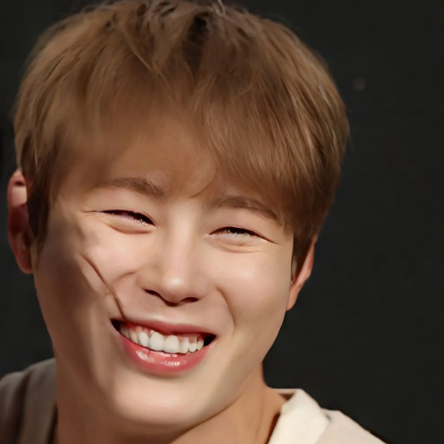 Behind-the-scenes cut of Ha Sungwoon