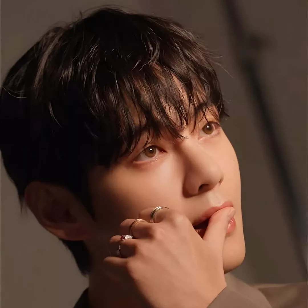 Foto terbaru V (BTS)