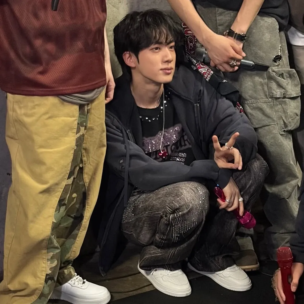 Foto aktivitas terbaru Jin (BTS)