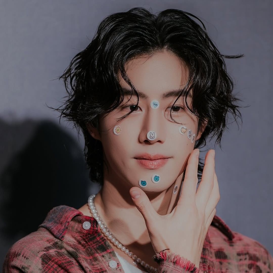 Behind-the-scenes cut of Mark (GOT7)