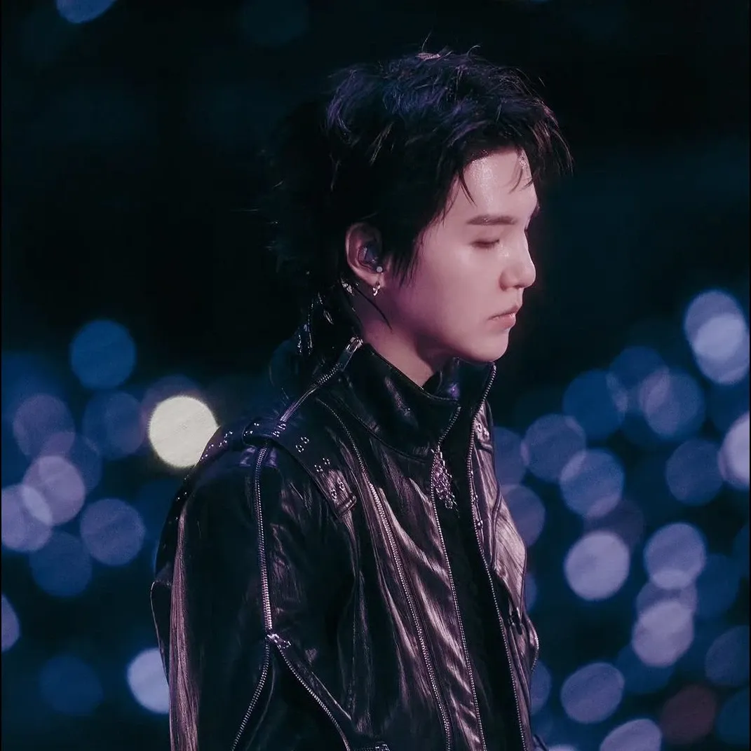 Foto aktivitas terbaru SUGA (BTS)
