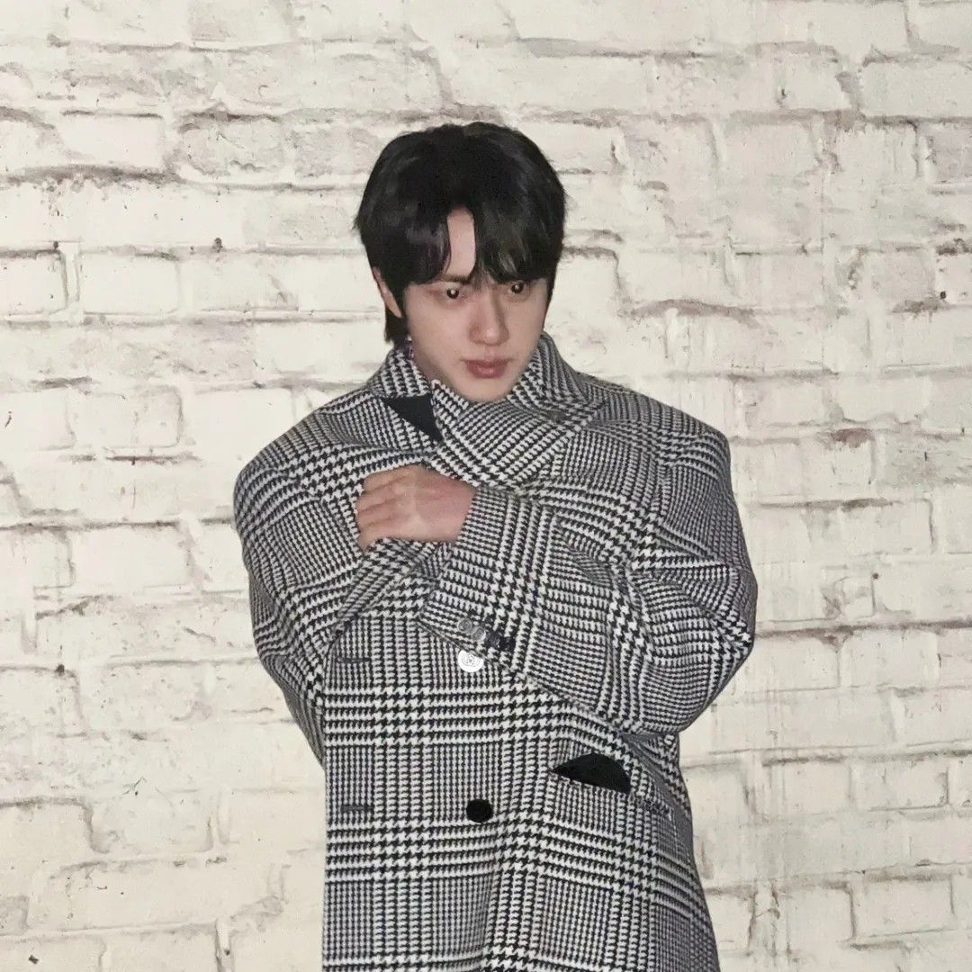Foto aktivitas terbaru Jin (BTS)