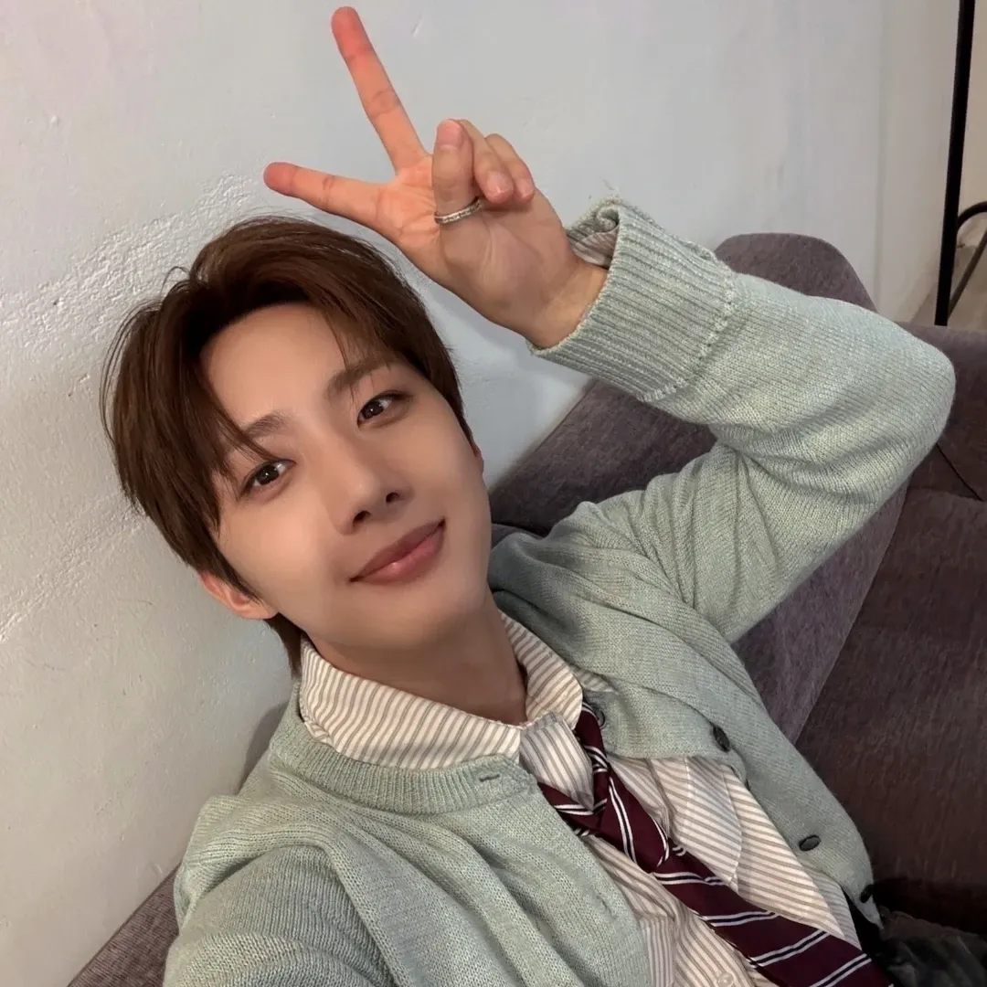 A moment captured by Hui (PENTAGON)'s fan