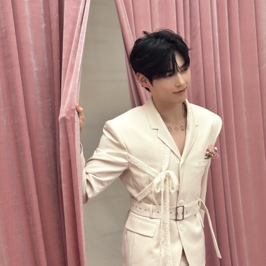 Foto aktivitas terbaru Sung Hanbin (ZEROBASEONE)