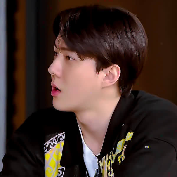 Foto perwakilan Sehun (EXO) yang bersinar hari ini di Choeaedol