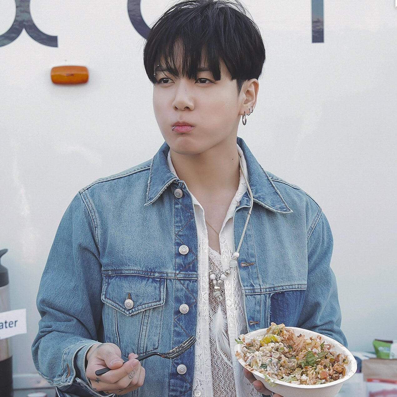 Foto aktivitas terbaru Jungkook (BTS)