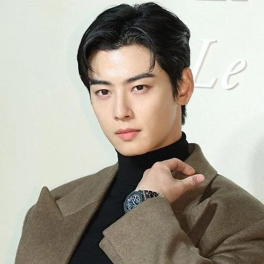 Foto aktivitas terbaru Eunwoo (ASTRO)