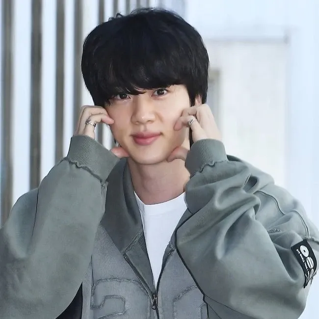 Foto aktivitas terbaru Jin (BTS)