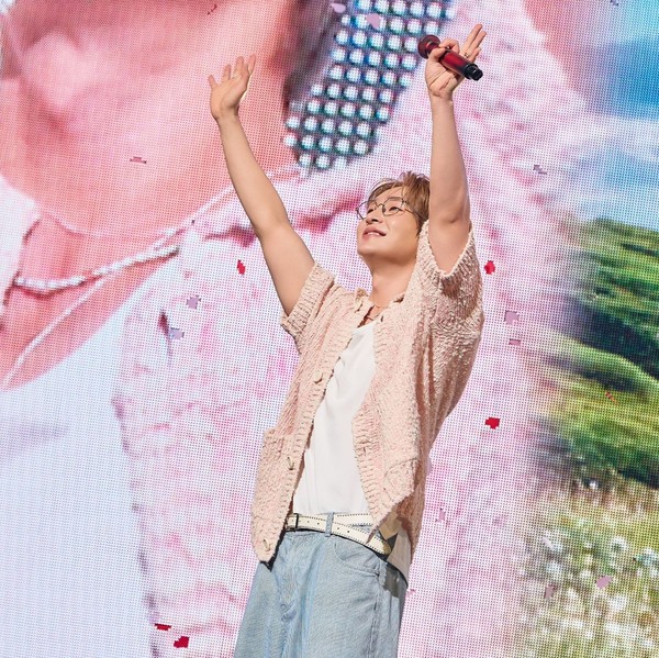 Signature photo of Onew (SHINee) capturing their charm