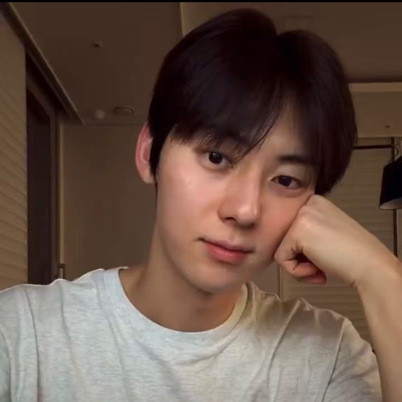 황민현의 비하인드 컷