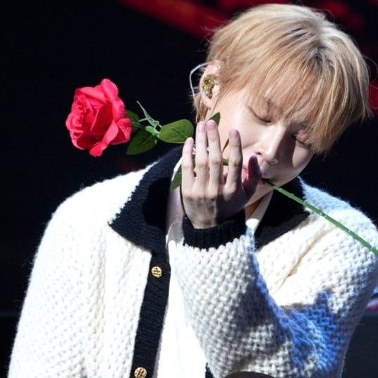 A moment captured by Ha Sungwoon's fan