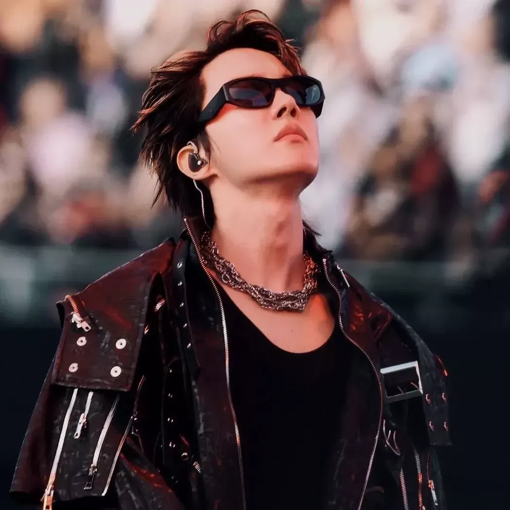 Foto terbaru j-hope (BTS)