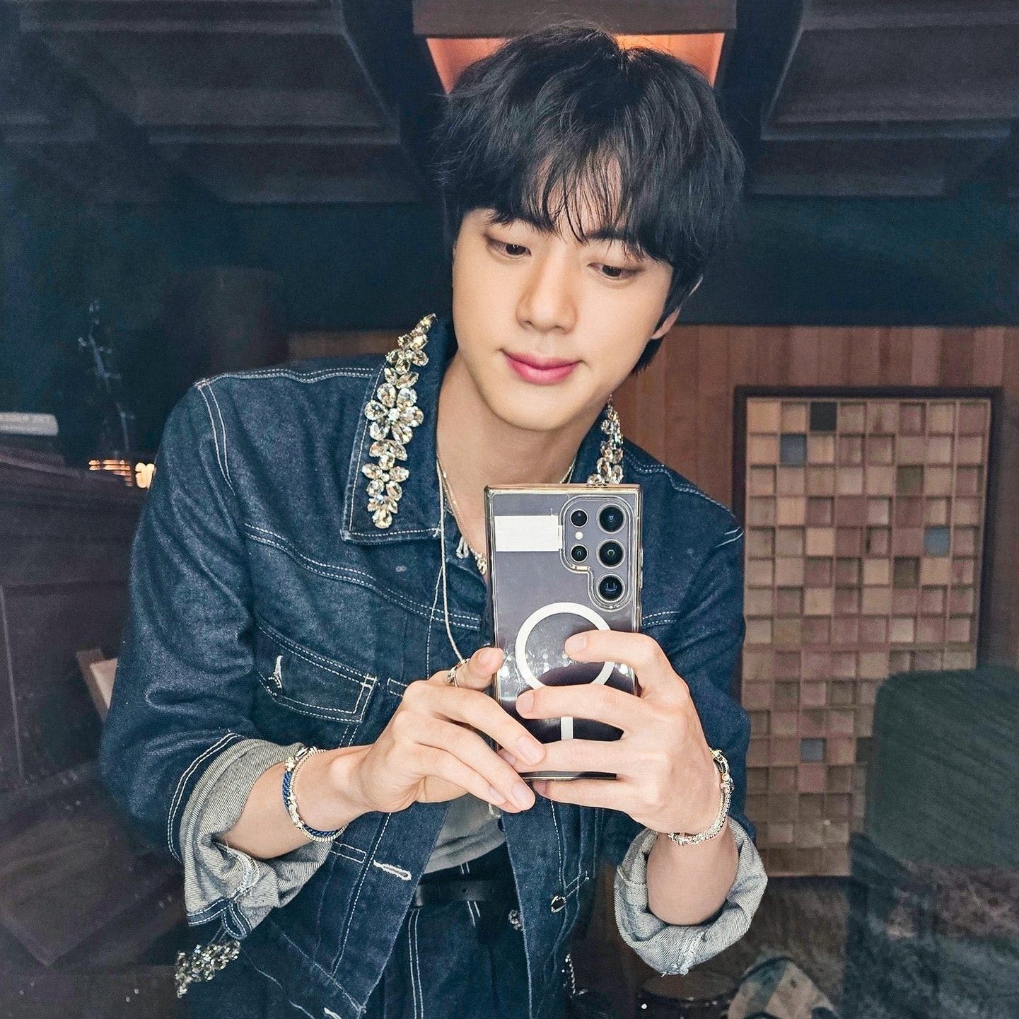 진 (방탄소년단)의 비하인드 컷