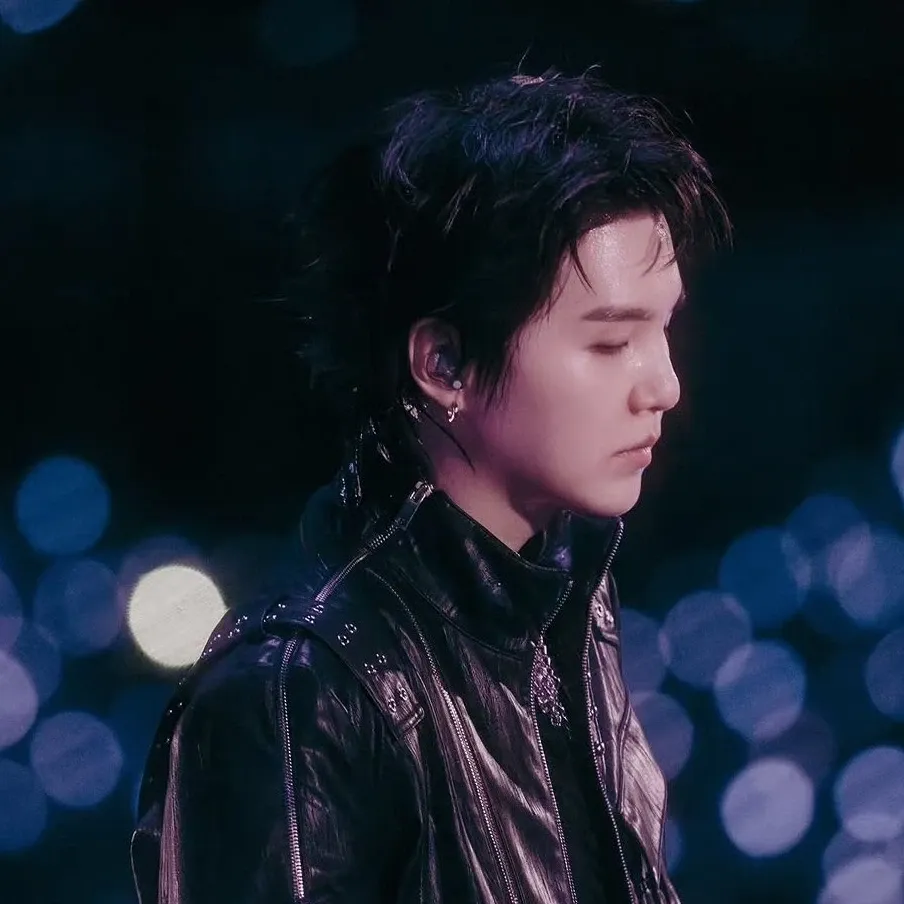 Foto aktivitas terbaru SUGA (BTS)