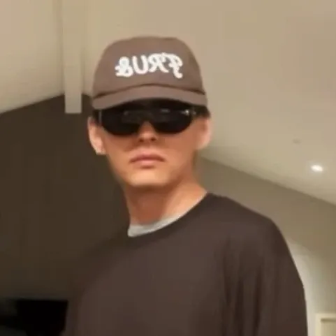 Behind-the-scenes cut of V (BTS)