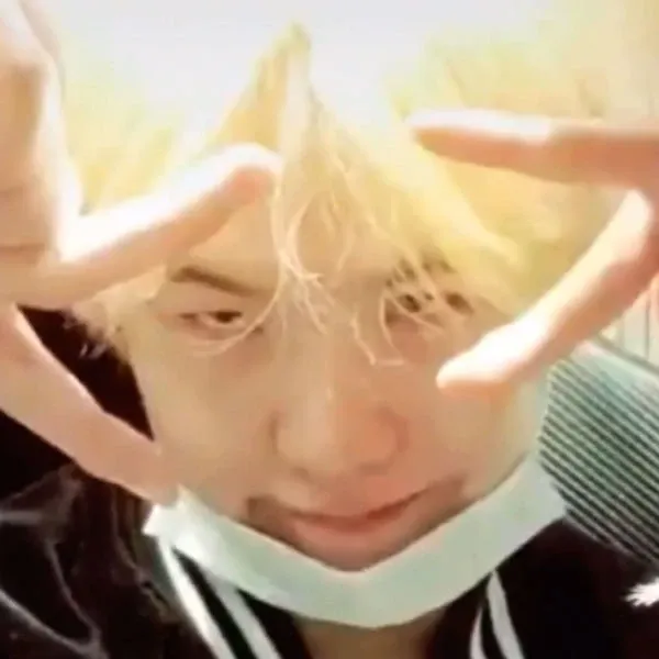 Foto aktivitas terbaru SUGA (BTS)