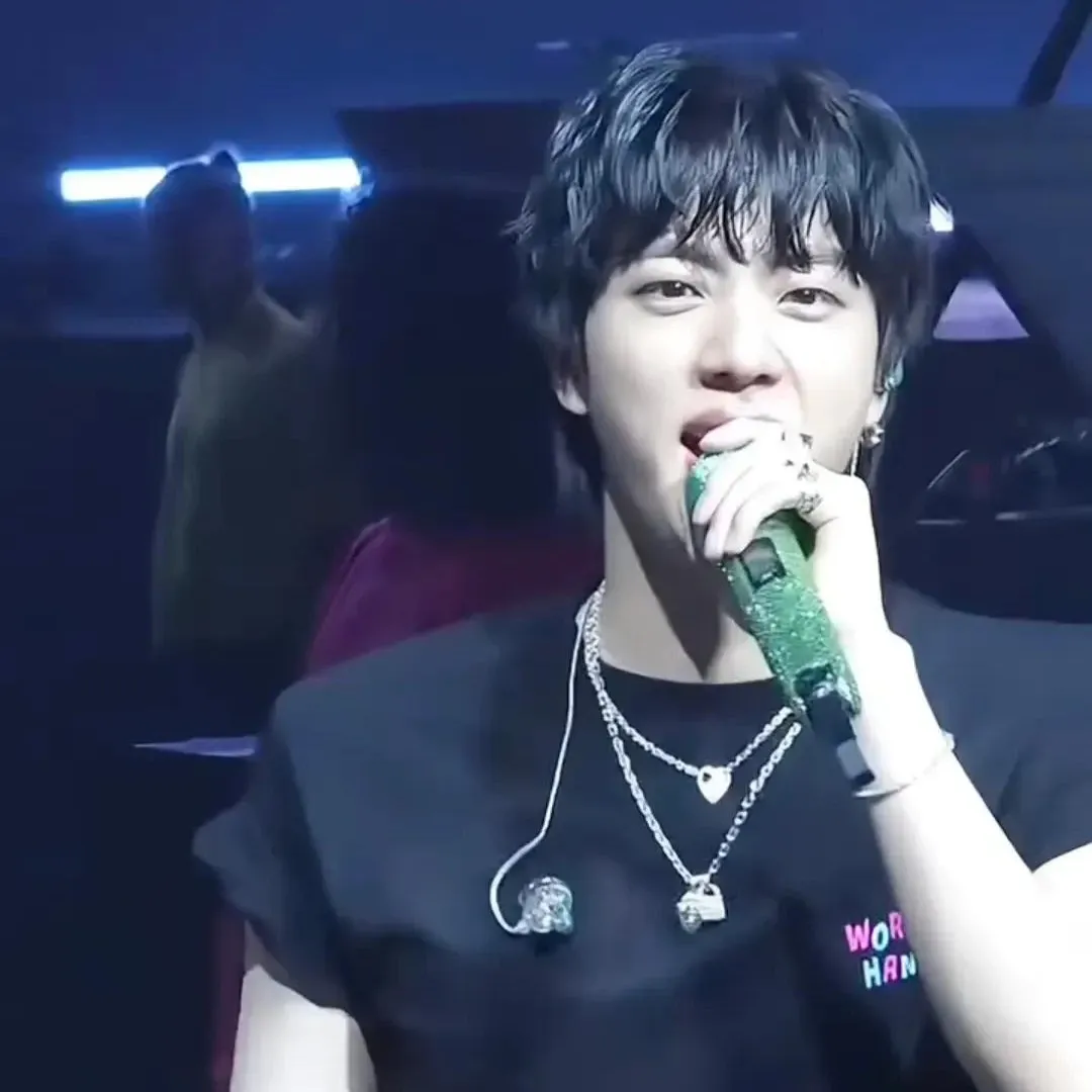 Foto aktivitas terbaru Jin (BTS)