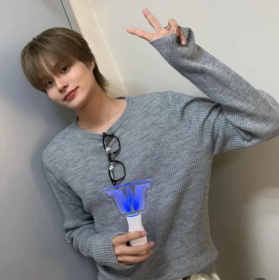 A moment captured by Lee Daehwi (AB6IX)'s fan