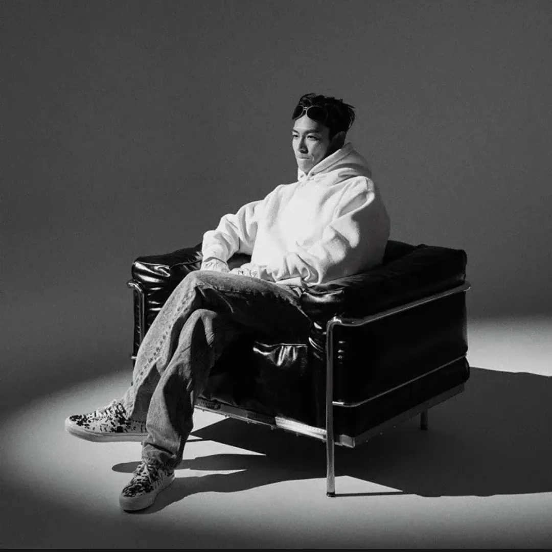 A moment captured by T.O.P's fan