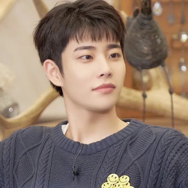 A moment captured by MJ (ASTRO)'s fan