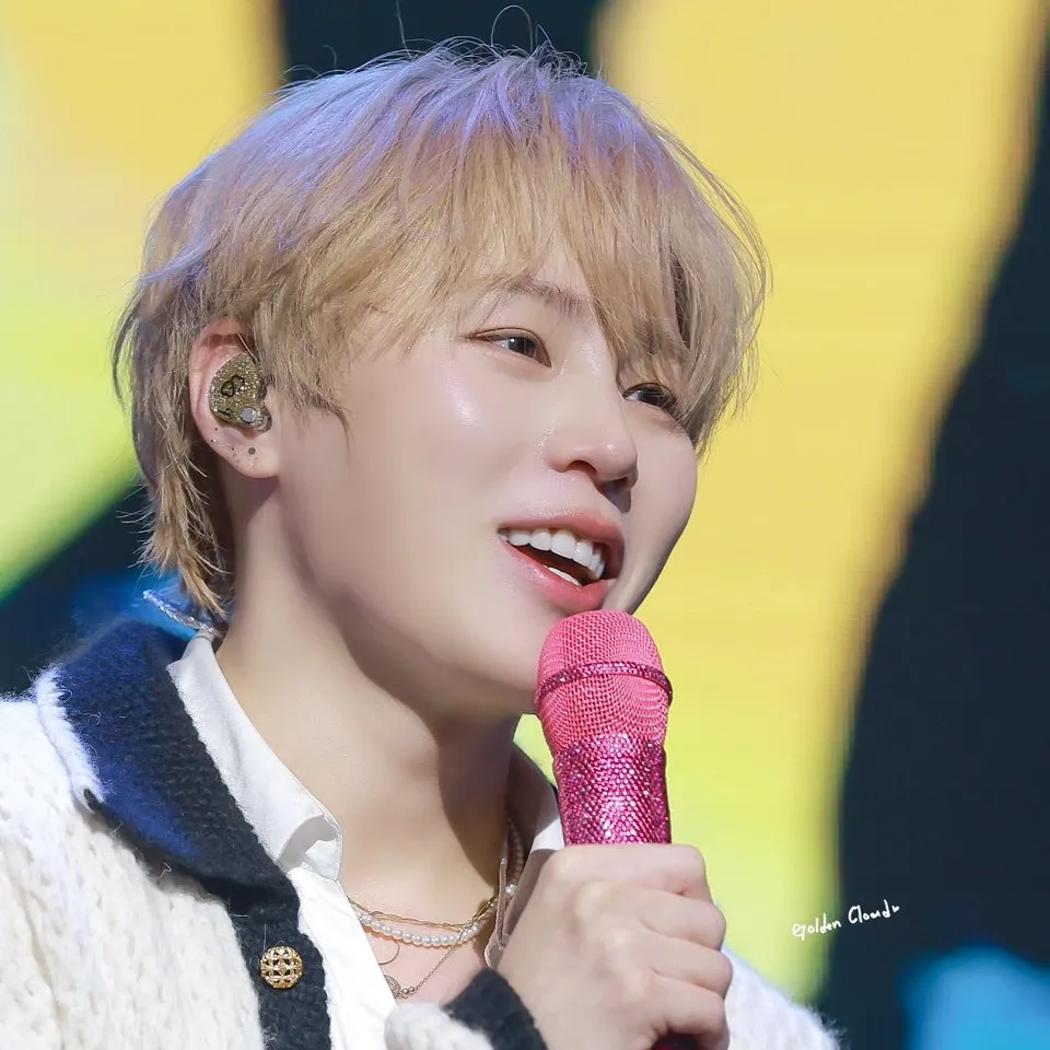 A moment captured by Ha Sungwoon's fan