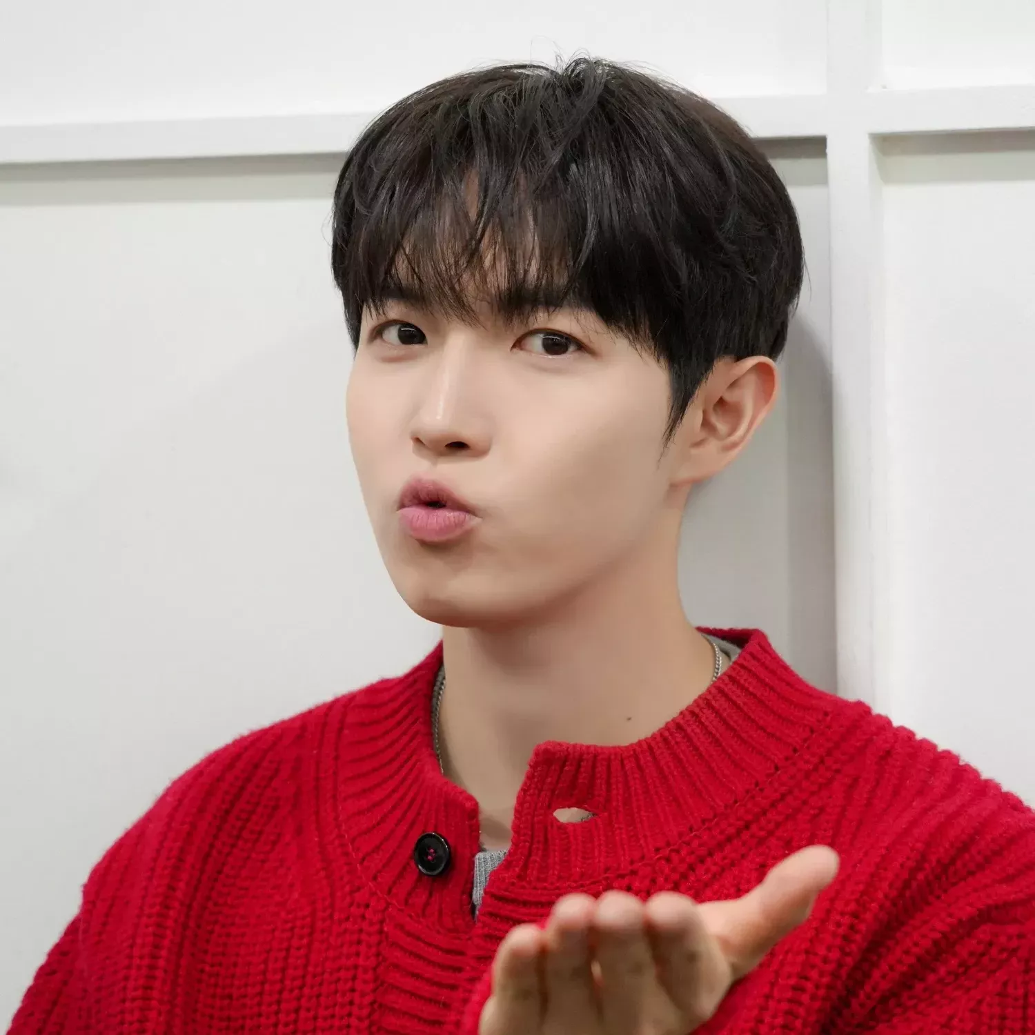 Behind-the-scenes cut of Kim Jaehwan