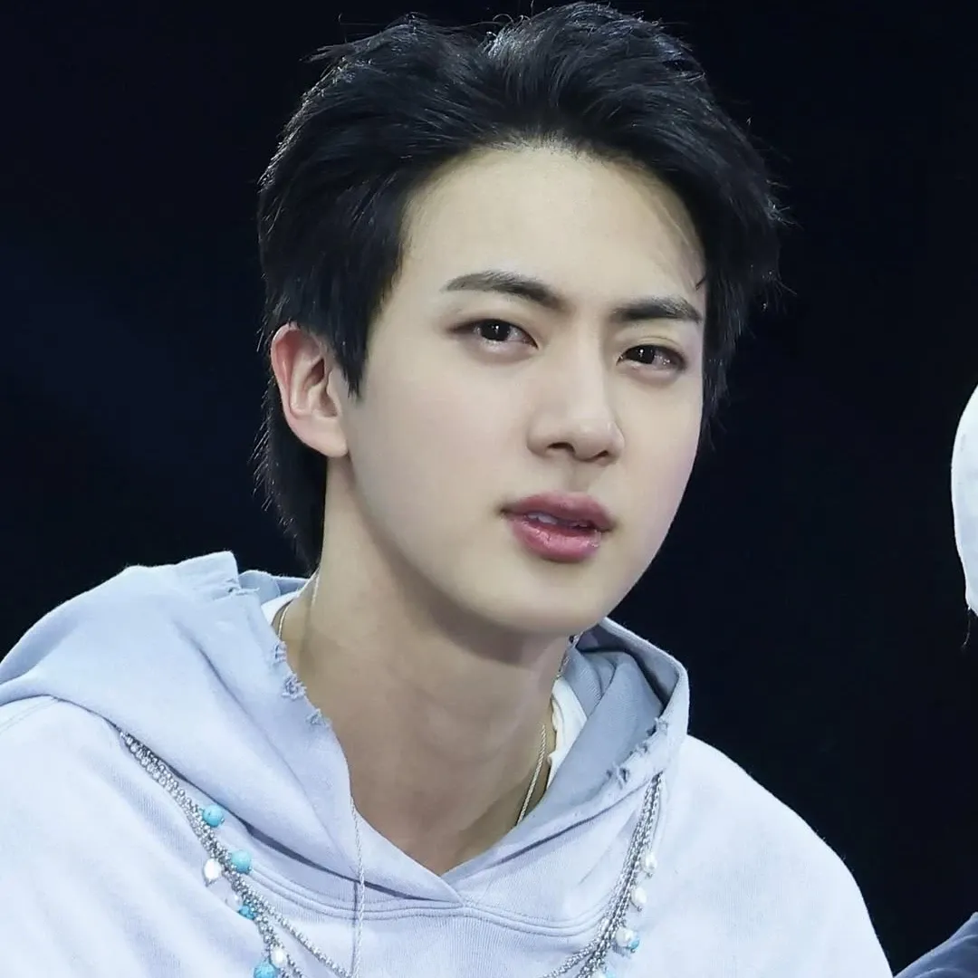 Foto aktivitas terbaru Jin (BTS)