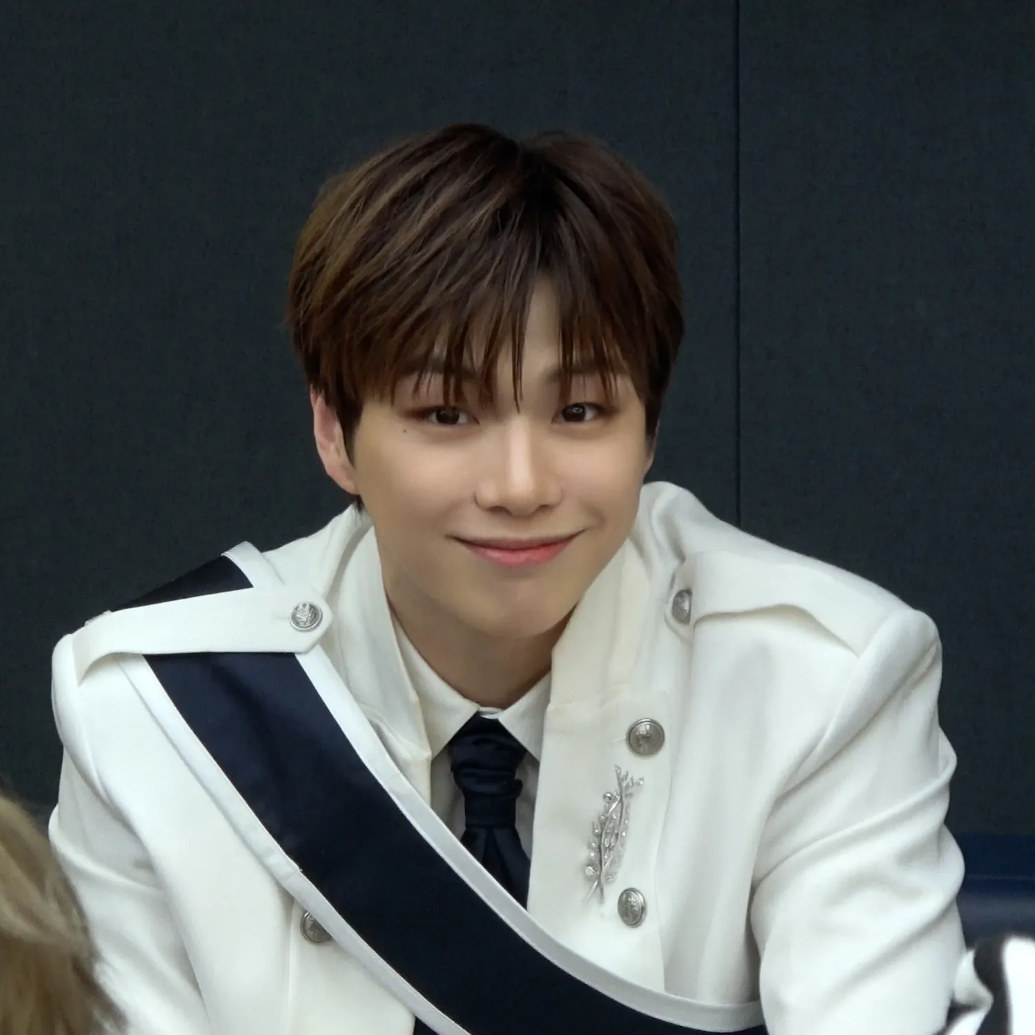 강다니엘의 비하인드 컷