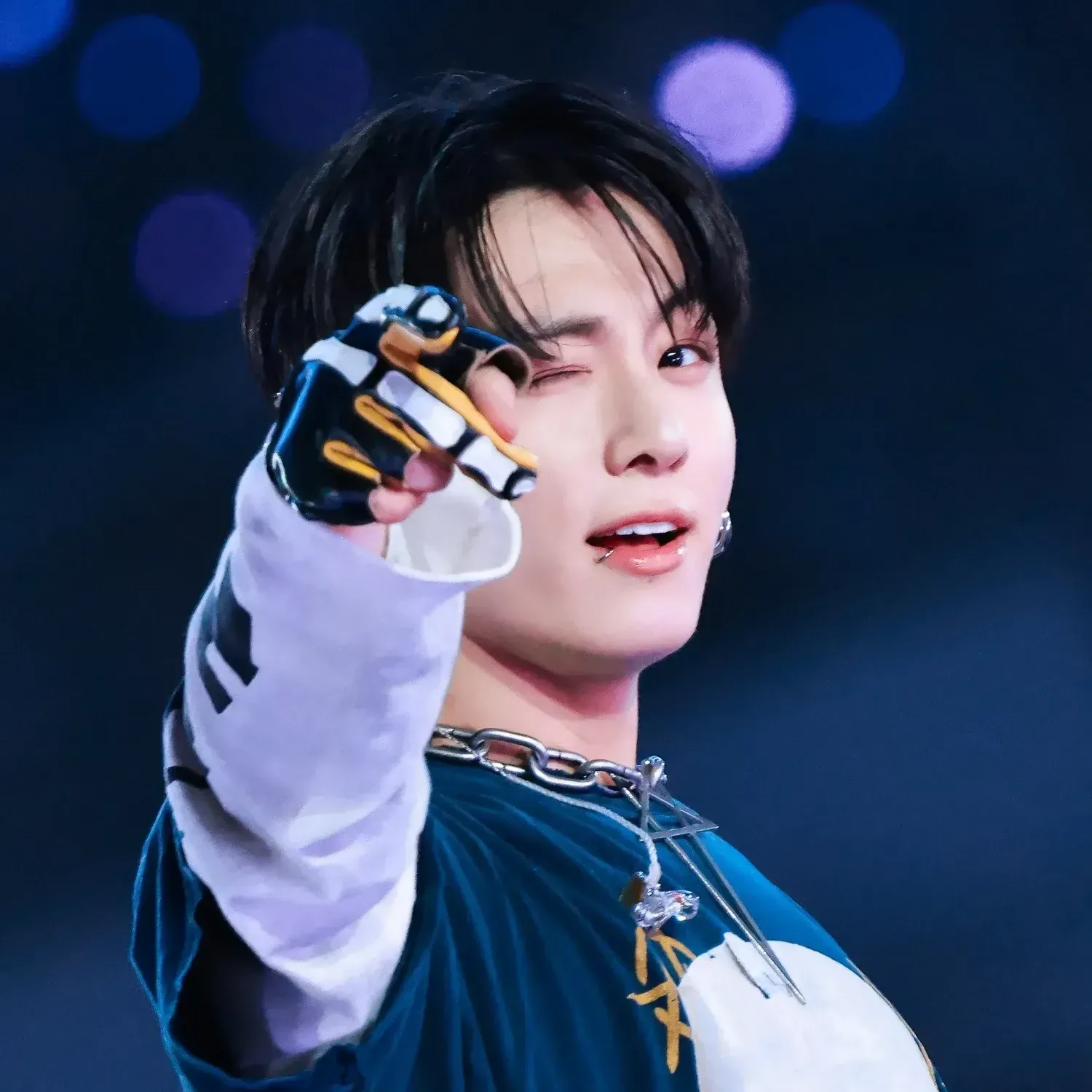 Foto aktivitas terbaru Jungkook (BTS)